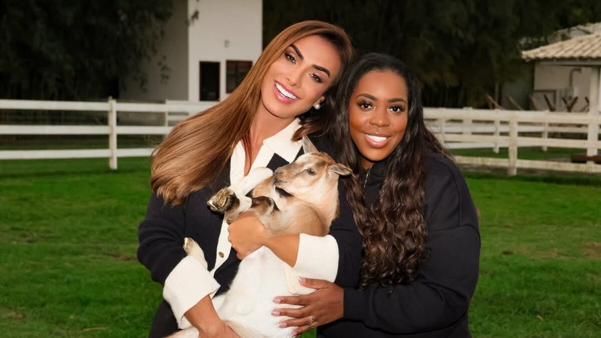 Nicole Bahls com o cabrito batizado de Vini Jr. e Fernanda Cristina, mãe do jogador, no sítio em Itaboraí, em 15 de agosto de 2026. Reprodução/Instagram @nicolebahls