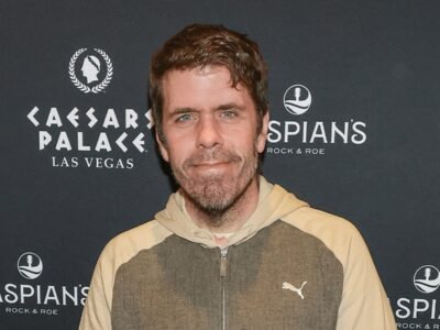 Perez Hilton posa para fotos em evento de tapete vermelho em Las Vegas