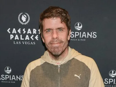 Perez Hilton posa para fotos em evento de tapete vermelho em Las Vegas