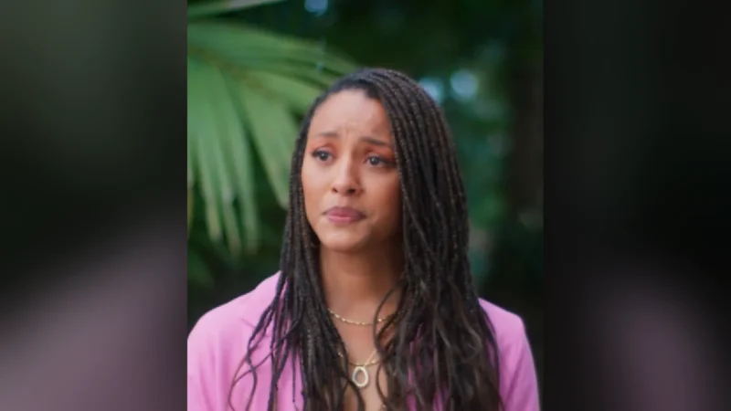 Sheron Menezzes, como Bela em Por Você, de blazer rosa, com expressão de aflição
