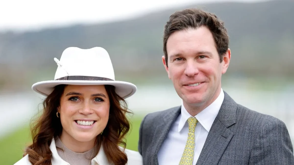 Princesa Eugenie de chapéu branco ao lado de Jack Brooksbank, de terno cinza, os dois sorrindo