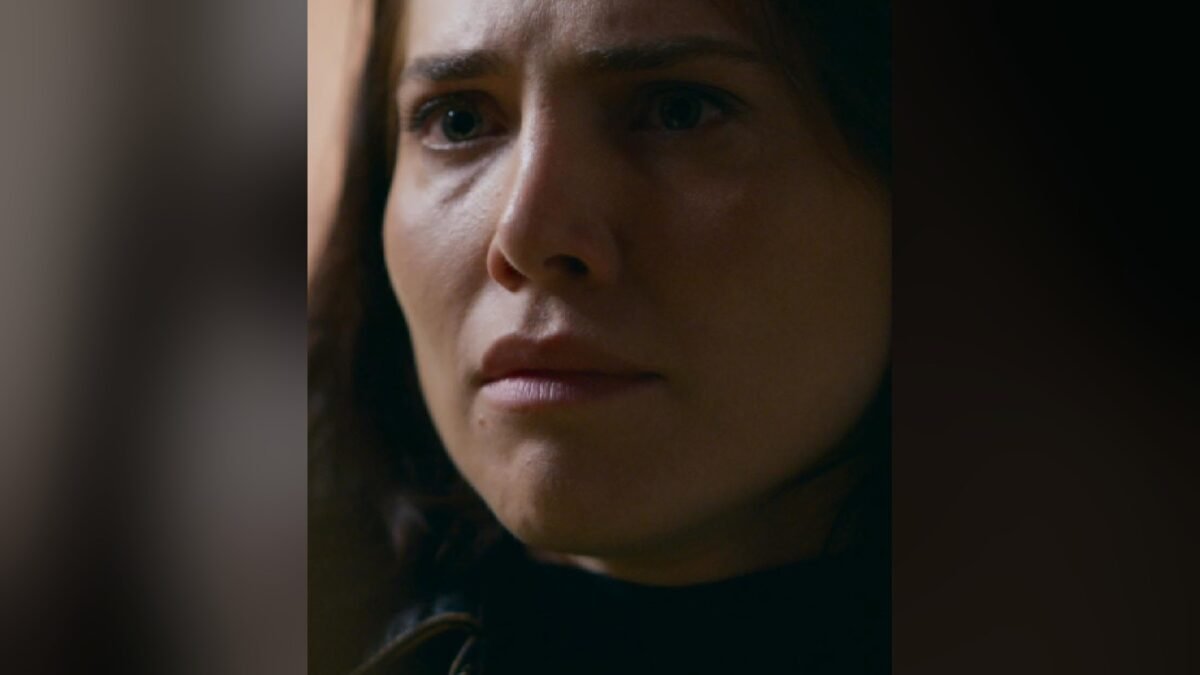 Letícia Colin em close como Adriana, de olhos marejados, em cena de Quem Ama Cuida