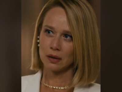 Mariana Ximenes como Dora, de blazer branco e olhos marejados, em close de cena de Quem Ama Cuida