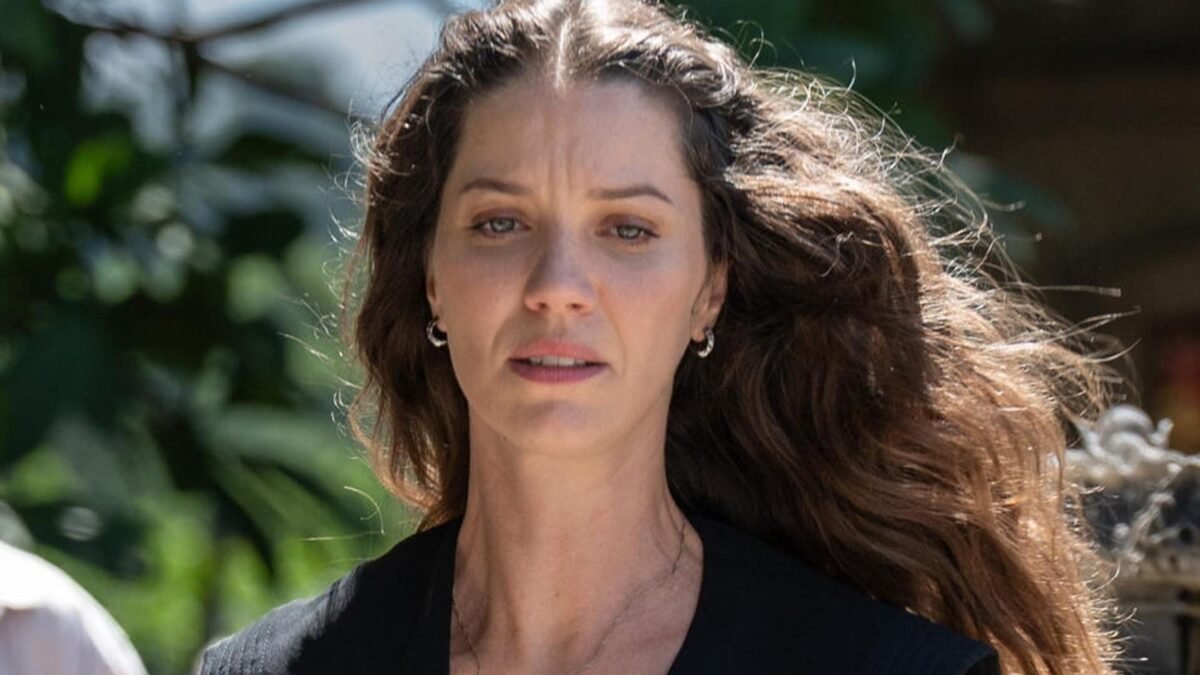 Nathalia Dill como Francesca, cabelo solto ao vento, olhando para o lado em cena ao ar livre