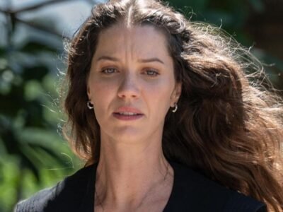 Nathalia Dill como Francesca, cabelo solto ao vento, olhando para o lado em cena ao ar livre