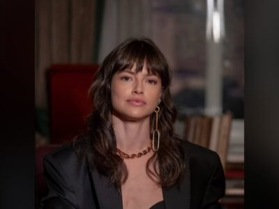 Agatha Moreira caracterizada como Ingrid, de blazer preto, em cena de Quem Ama Cuida