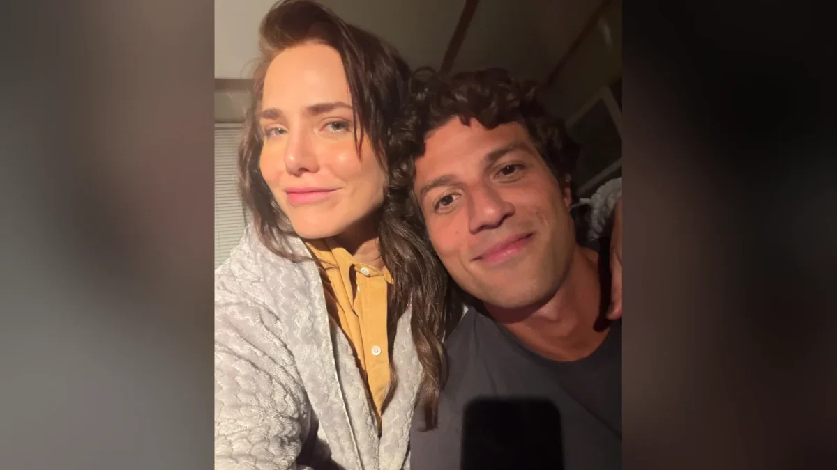 Letícia Colin e Chay Suede, os protagonistas de Quem Ama Cuida, juntos em selfie de bastidor