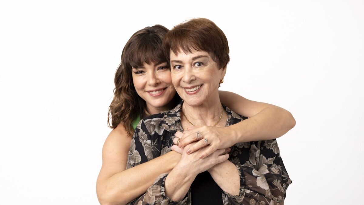 Nívea Maria e Regiane Alves, que fazem mãe e filha em "Querida Mamãe", no Teatro Renaissance. Divulgação