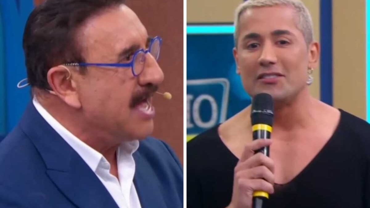 Montagem com Ratinho de óculos azuis falando e Tiago Piquilo de cabelo platinado ao microfone no palco do SBT