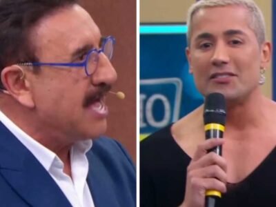 Montagem com Ratinho de óculos azuis falando e Tiago Piquilo de cabelo platinado ao microfone no palco do SBT