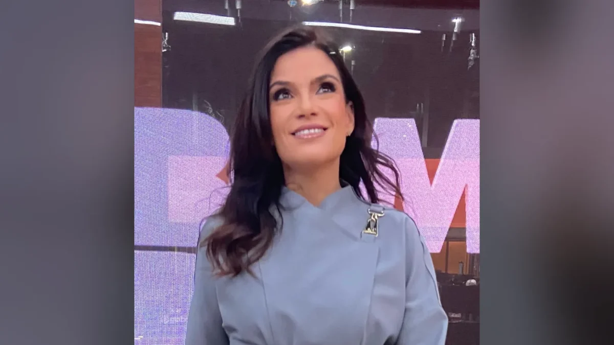 Sabina Simonato, de terninho cinza, no cenário do Bom Dia São Paulo