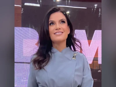 Sabina Simonato, de terninho cinza, no cenário do Bom Dia São Paulo