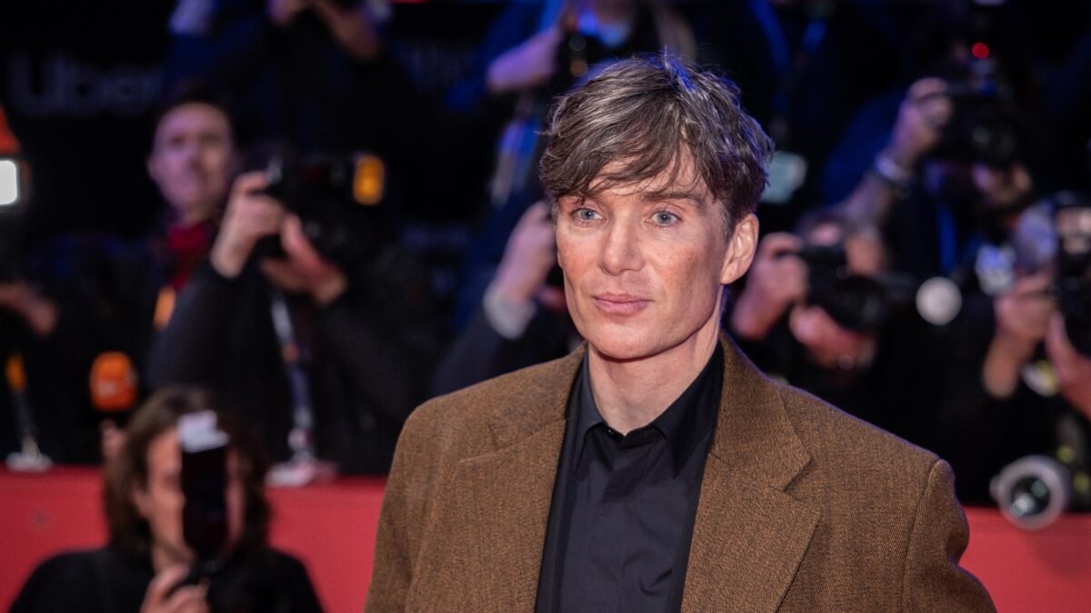 Cillian Murphy em tapete vermelho, ator que vive o físico Oppenheimer no filme de Christopher Nolan