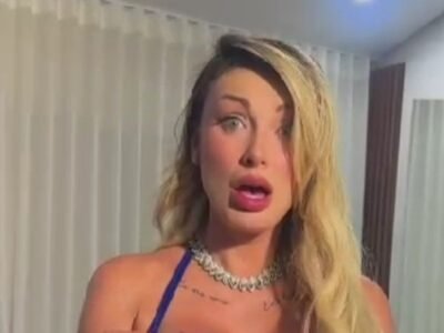 Andressa Urach com teste de gravidez na mão ao anunciar que será avó
