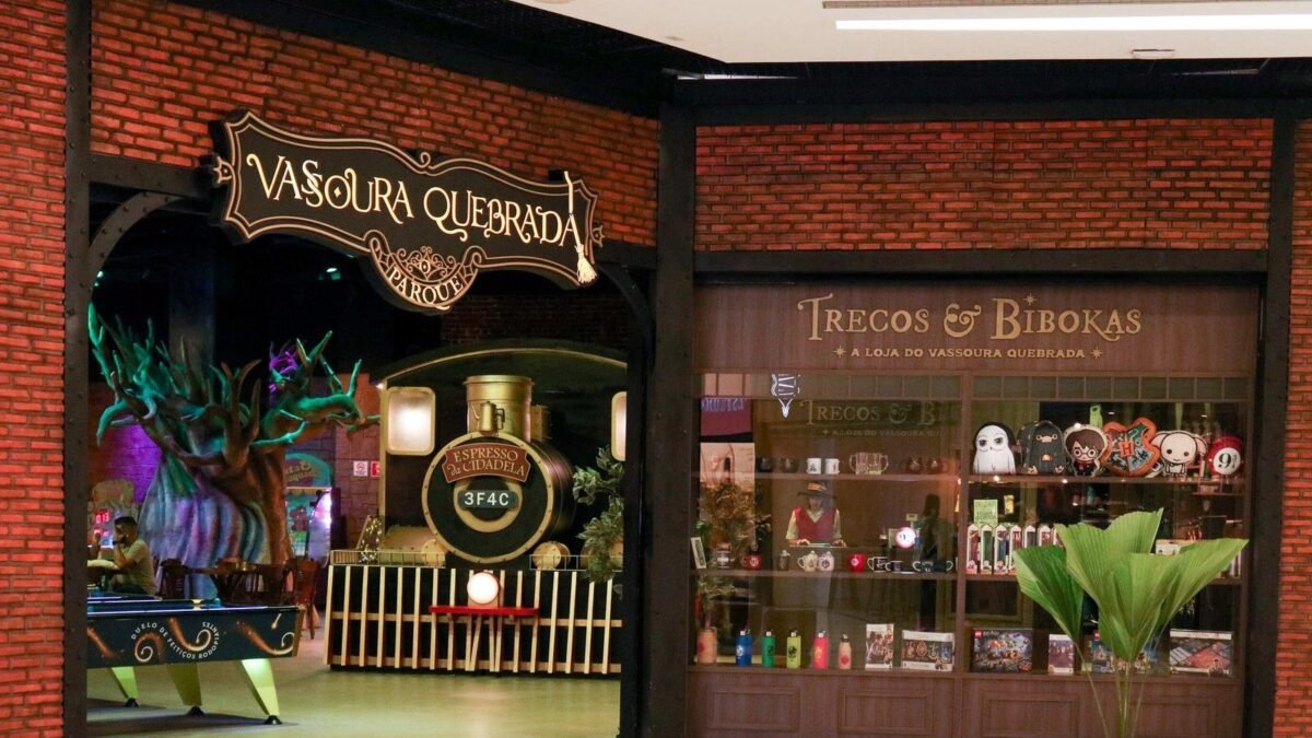 Fachada do Vassoura Quebrada com letreiro iluminado e locomotiva cenográfica na entrada