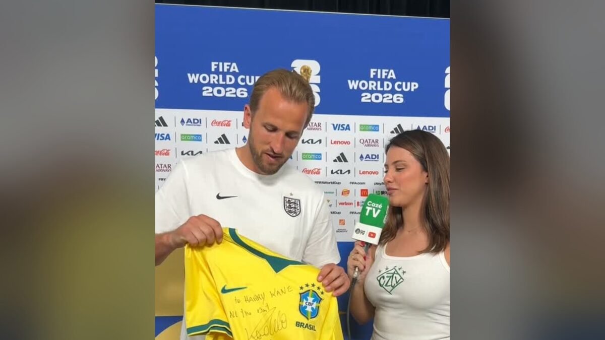 Victória Leite entrega a Harry Kane a camisa da Seleção autografada por Ronaldo Nazário, em junho de 2026. Reprodução/Instagram @victorialeitem