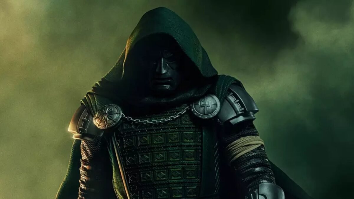 Doutor Destino, de armadura e capuz verde, aparece de frente em arte oficial de Vingadores: Doutor Destino