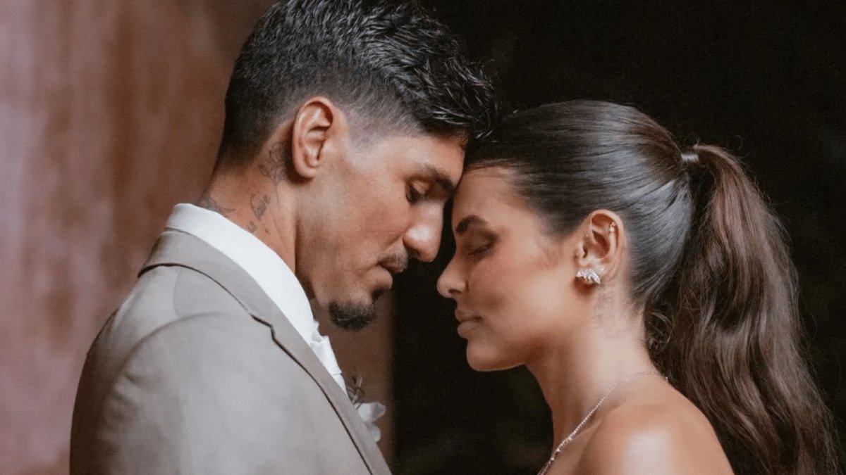 Gabriel Medina e Isabella Arantes encostam as testas no dia do casamento.