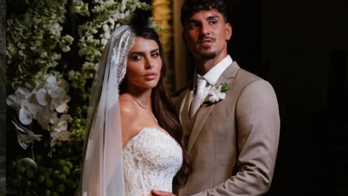 Isabella Arantes de vestido de noiva ao lado de Gabriel Medina.