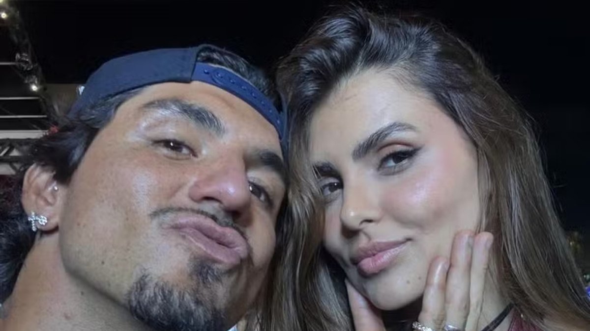 Gabriel Medina e Isabella Arantes juntos em foto informal.