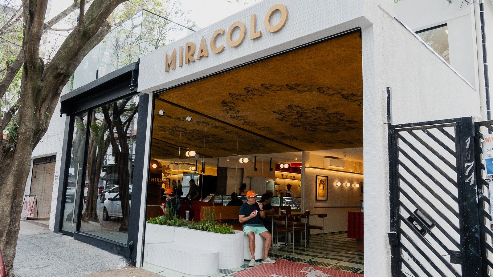 Fachada da Gelateria Miracolo nos Jardins, com letreiro dourado e salao aberto para a calcada
