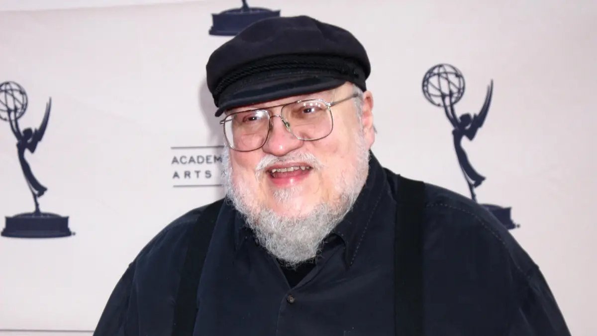 O escritor sorri diante do painel do Emmy.