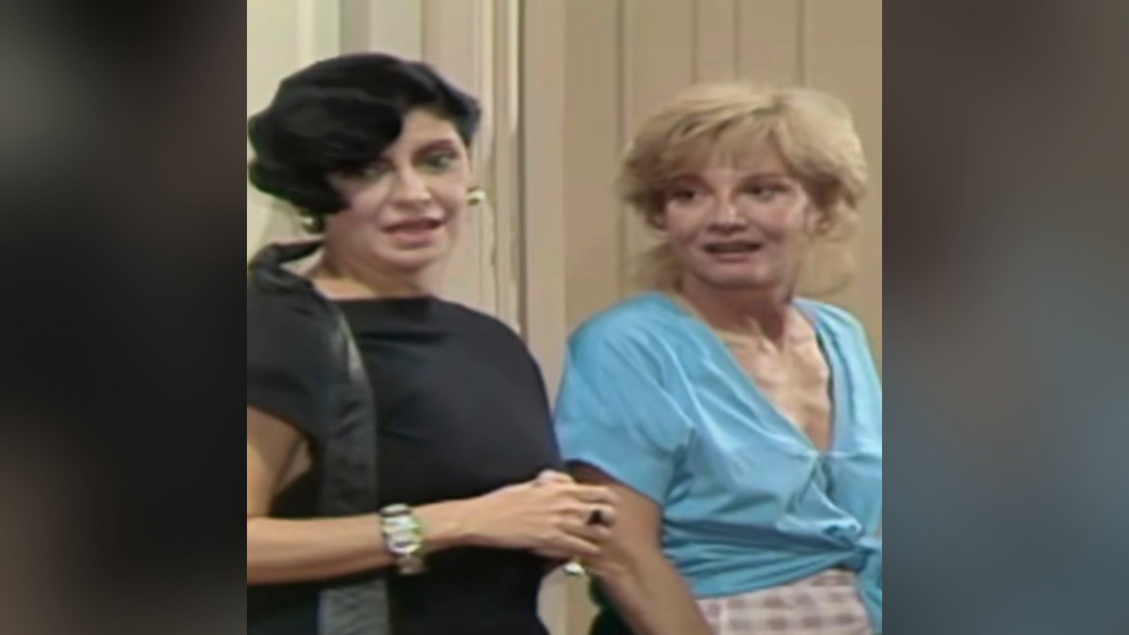 Gloria Menezes de blusa azul ao lado de Marilia Pera, de vestido preto, em cena de Brega e Chique
