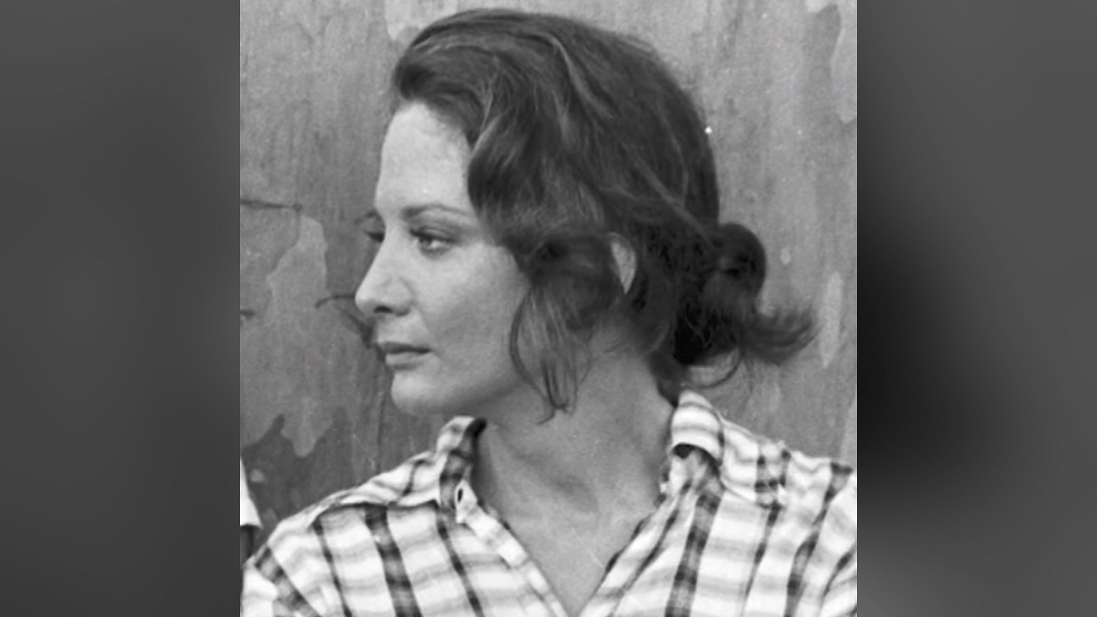 Gloria Menezes jovem, de perfil, com camisa xadrez, em retrato em preto e branco dos anos 1960