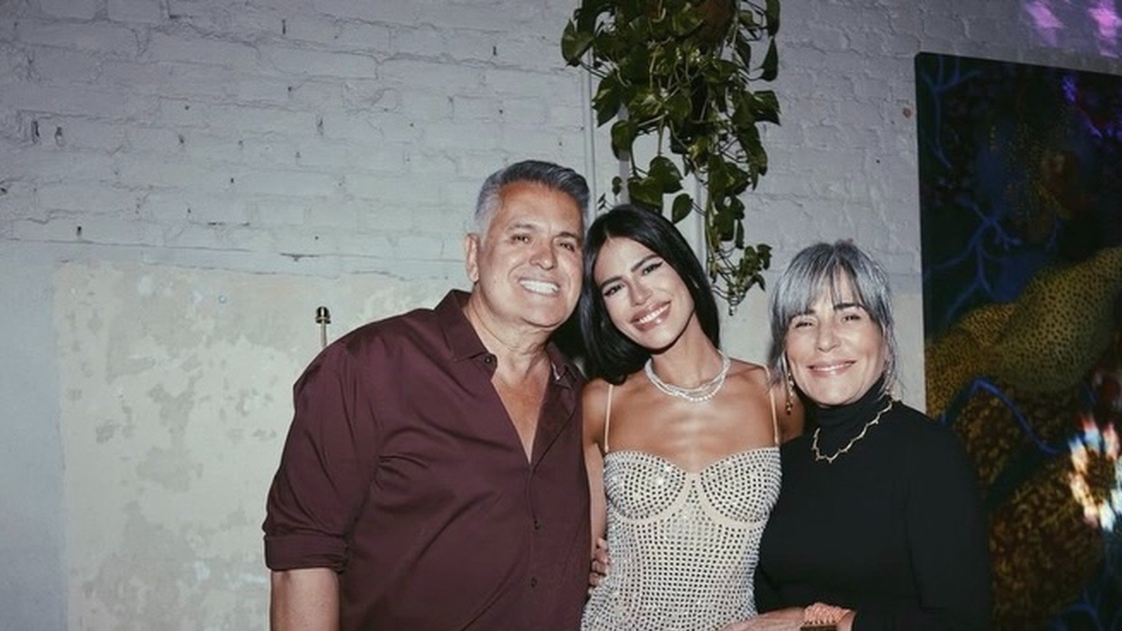 Glória Pires ao lado de familiares em reunião de família