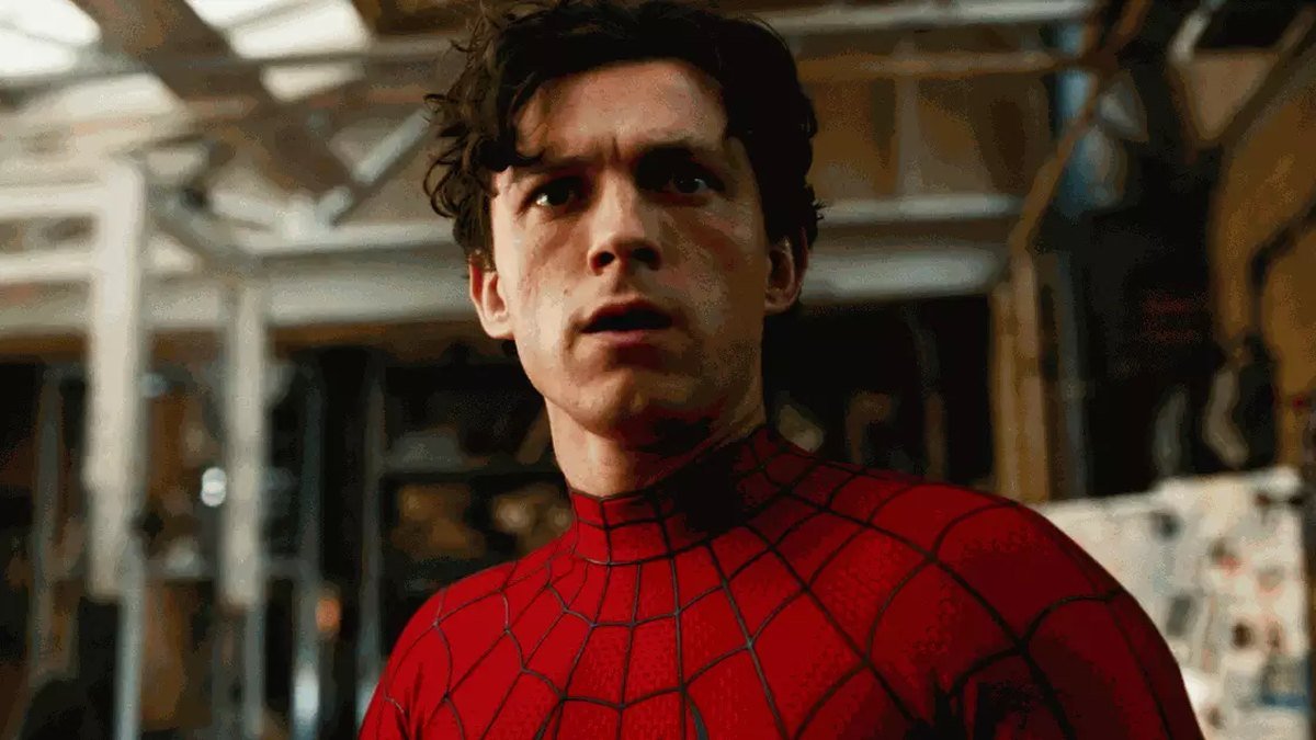 Tom Holland sem a máscara, de uniforme, em cena do filme.
