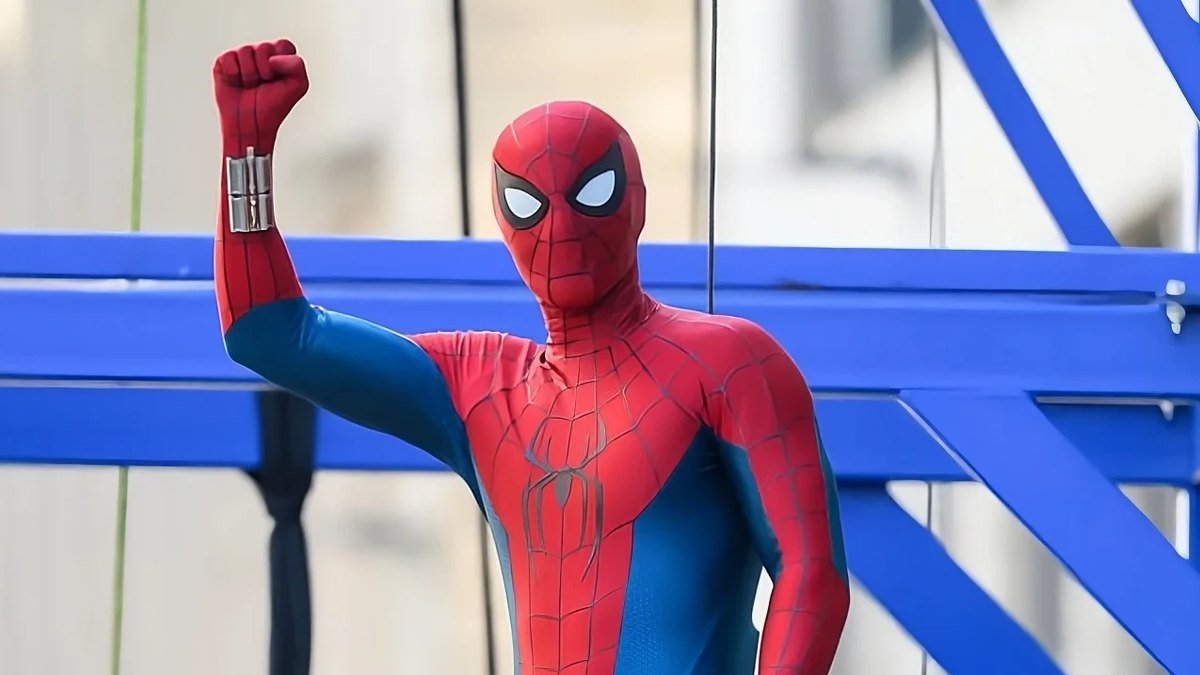 O Homem-Aranha de punho erguido sobre uma estrutura de obra.
