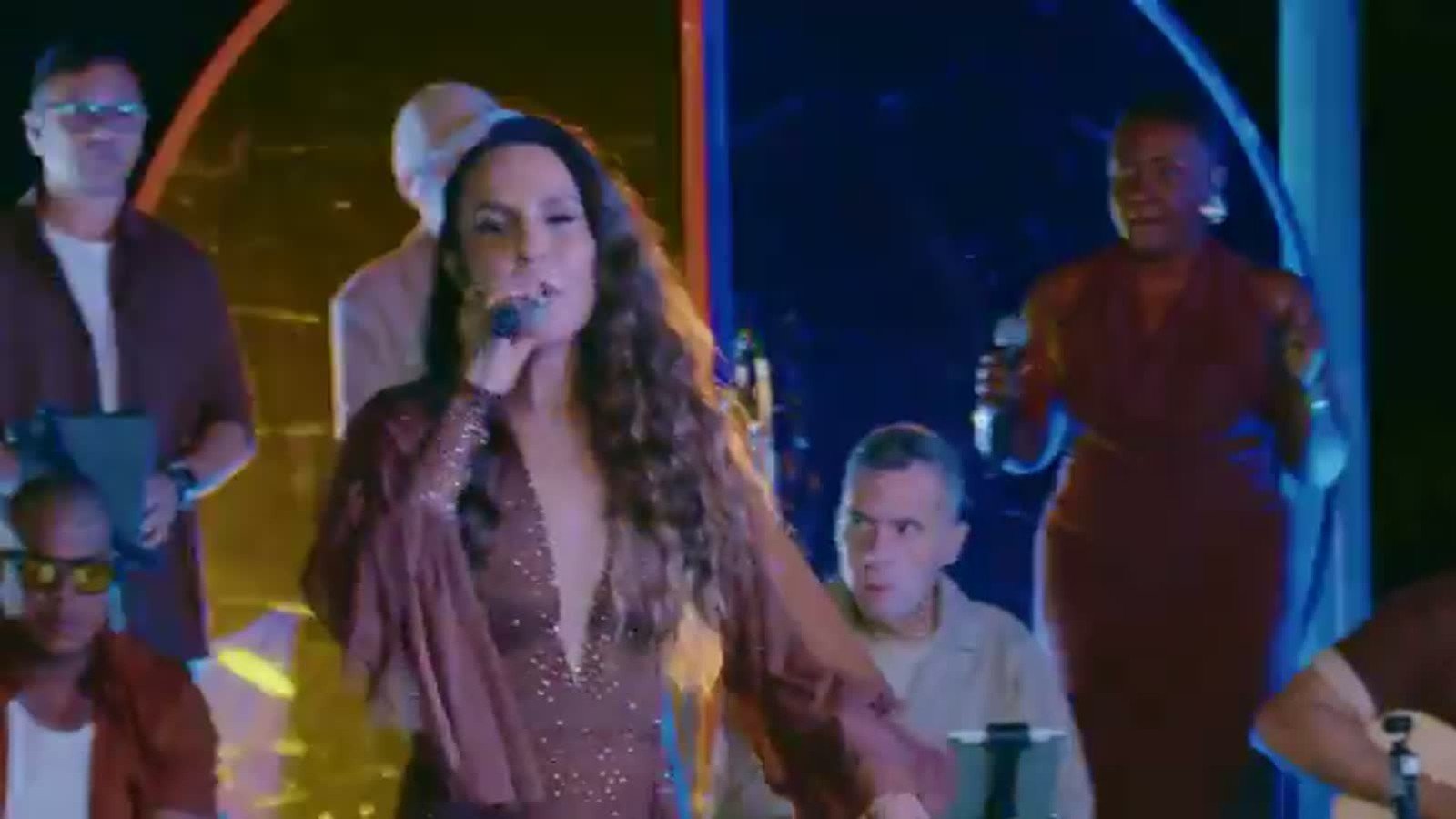 Ivete Sangalo no palco do Clareou com banda e percursionistas