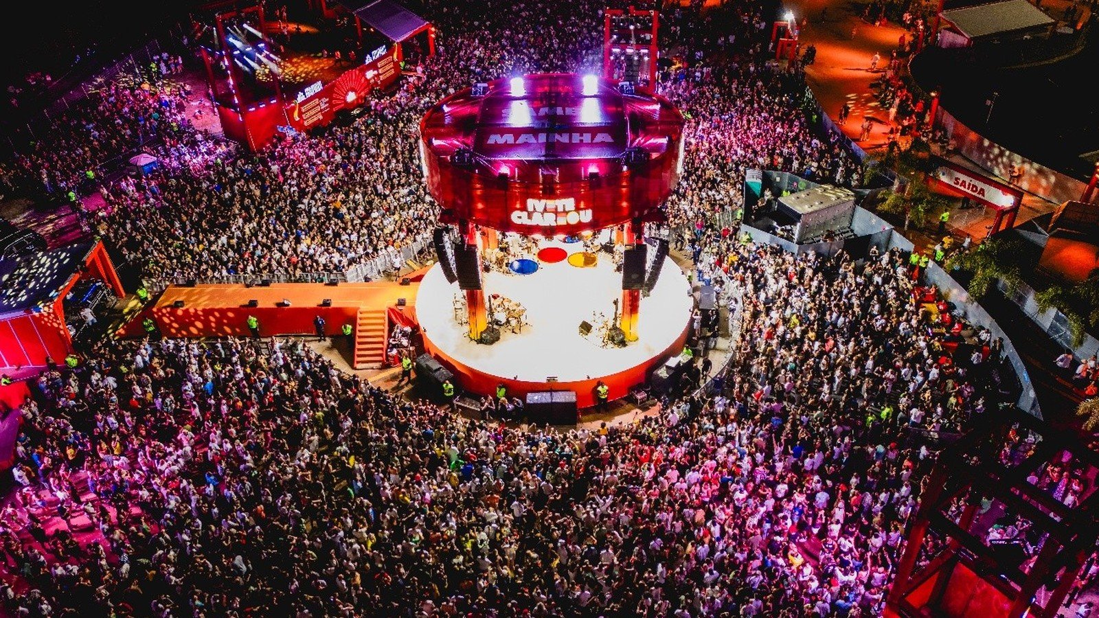 Vista aérea noturna do palco 360 do Ivete Clareou com multidão