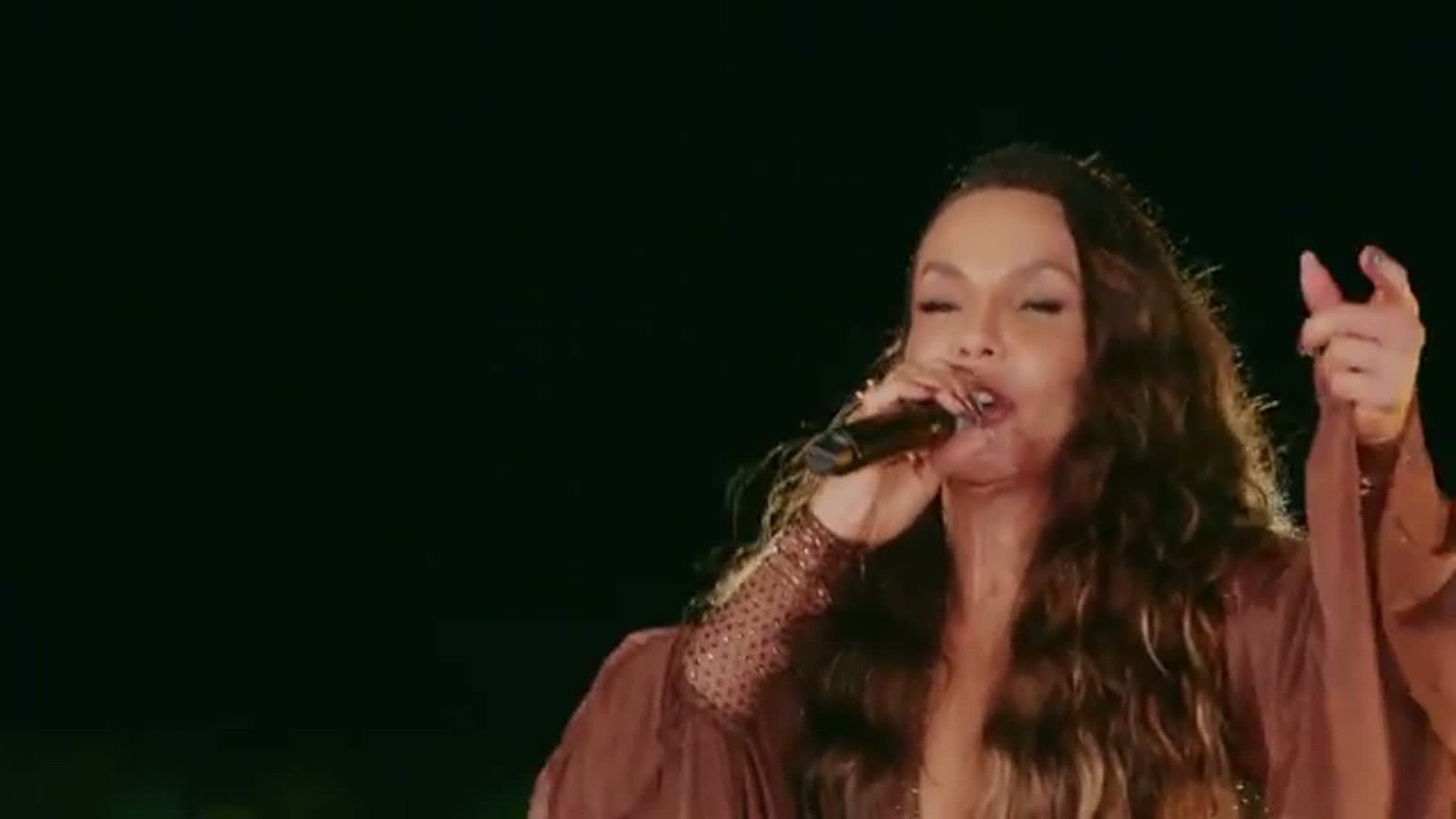Ivete Sangalo em performance de Clareou com figurino brilhante