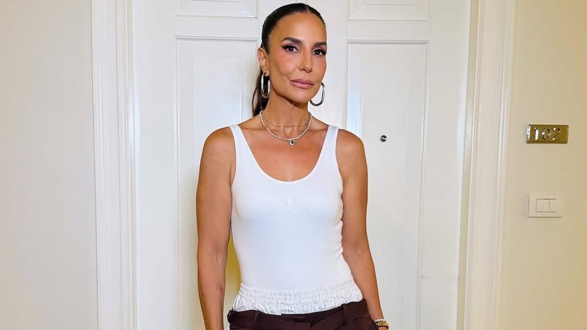 Ivete Sangalo de regata branca em registro pessoal.