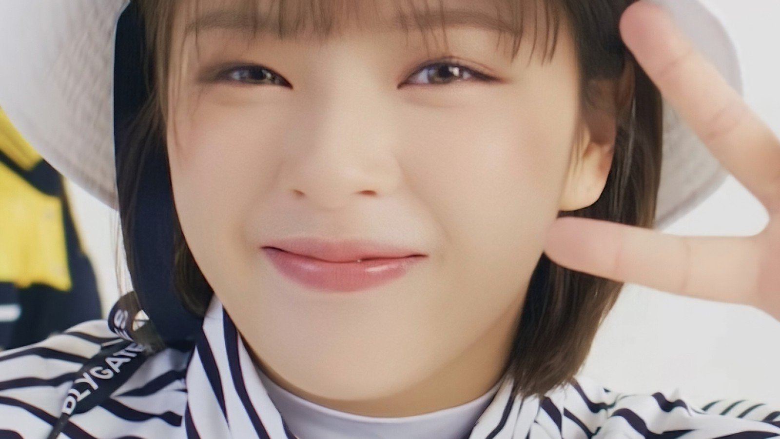Jeongyeon do TWICE em ensaio de 2023, cabelo solto, olhando para a câmera