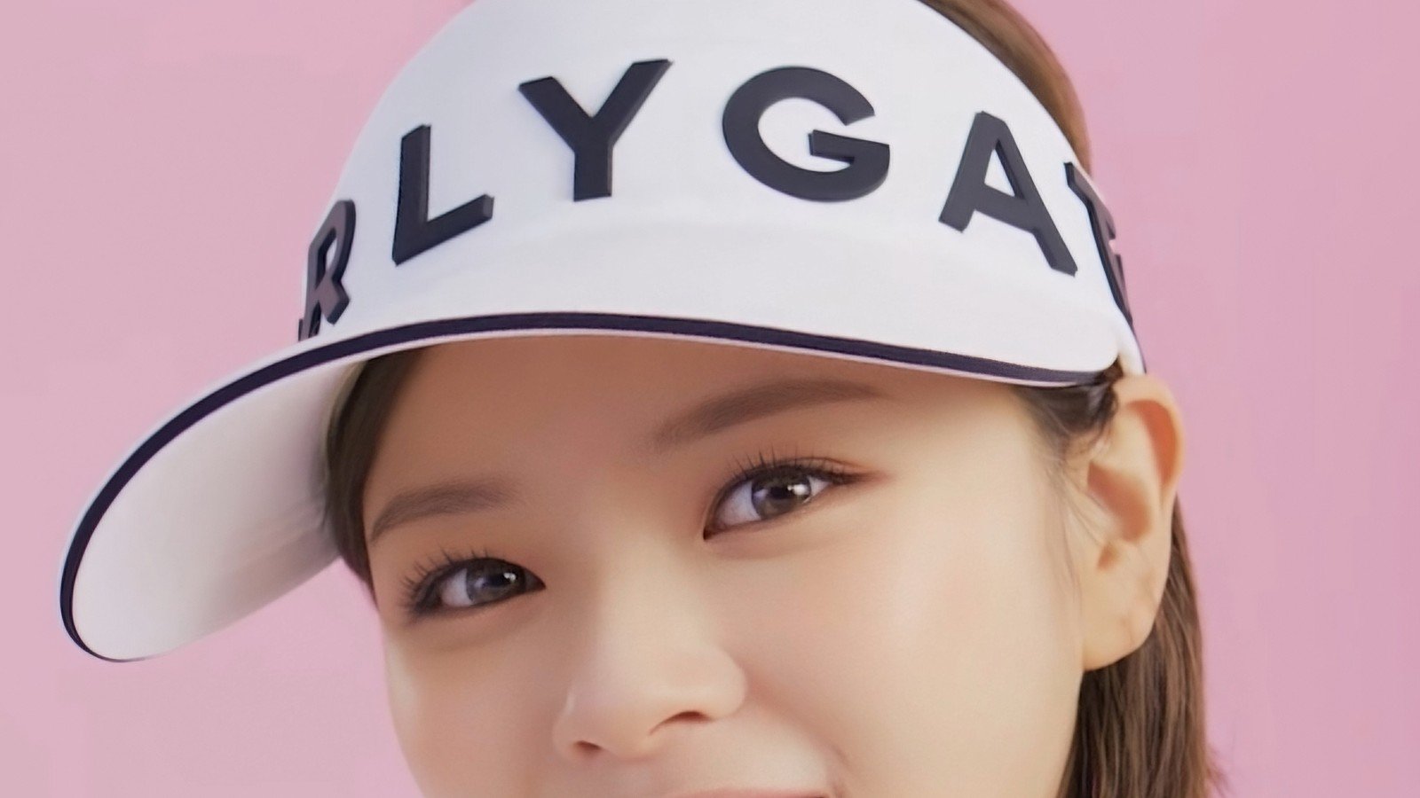 Jeongyeon em close, maquiagem de palco, olhar lateral