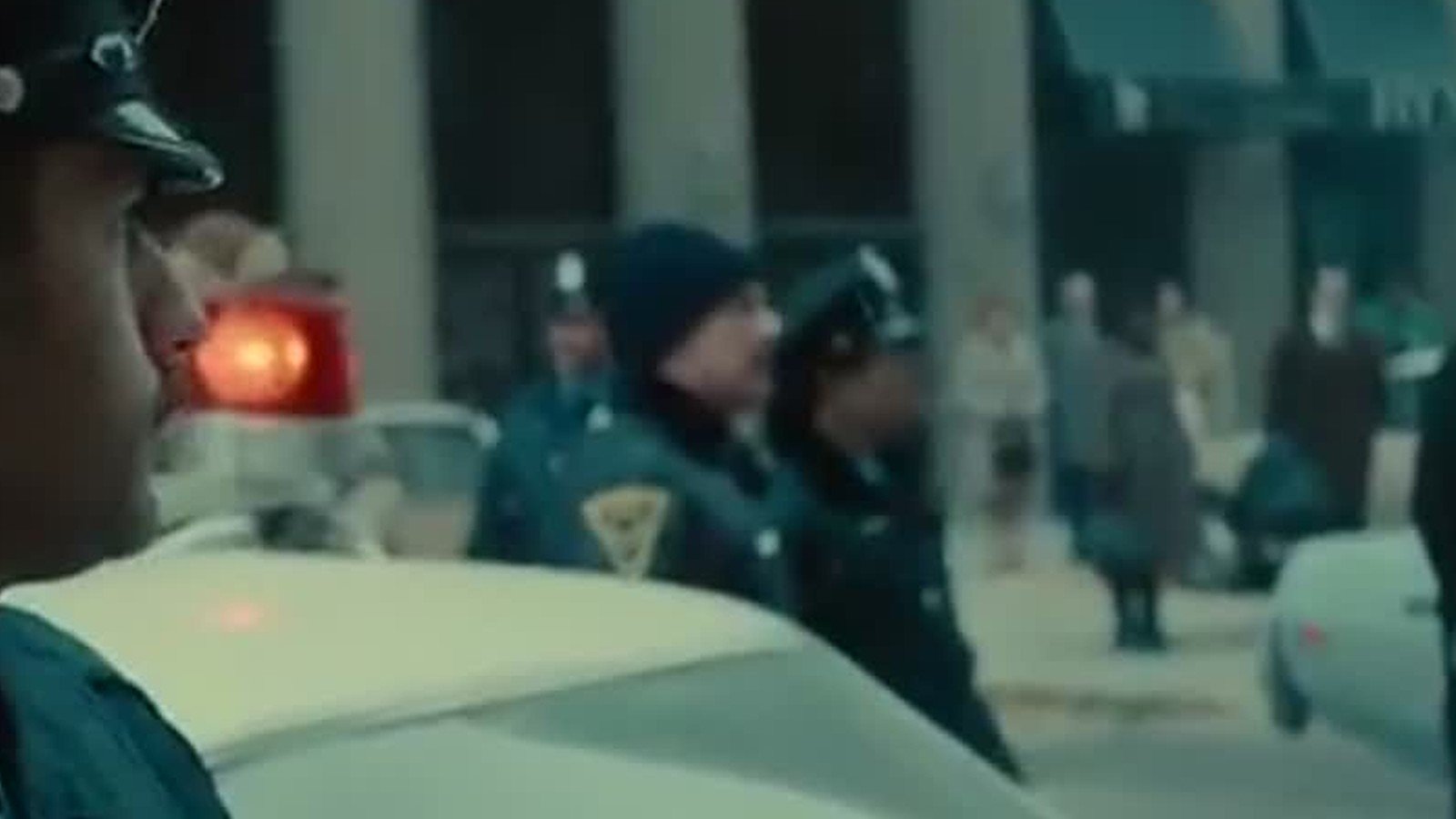 Cena do trailer de American Hostage