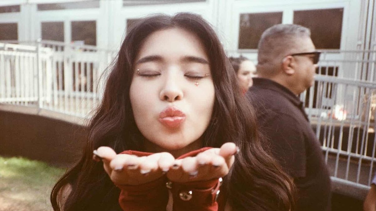 A cantora manda beijo para os EYEKONS, como o fandom do KATSEYE é chamado.