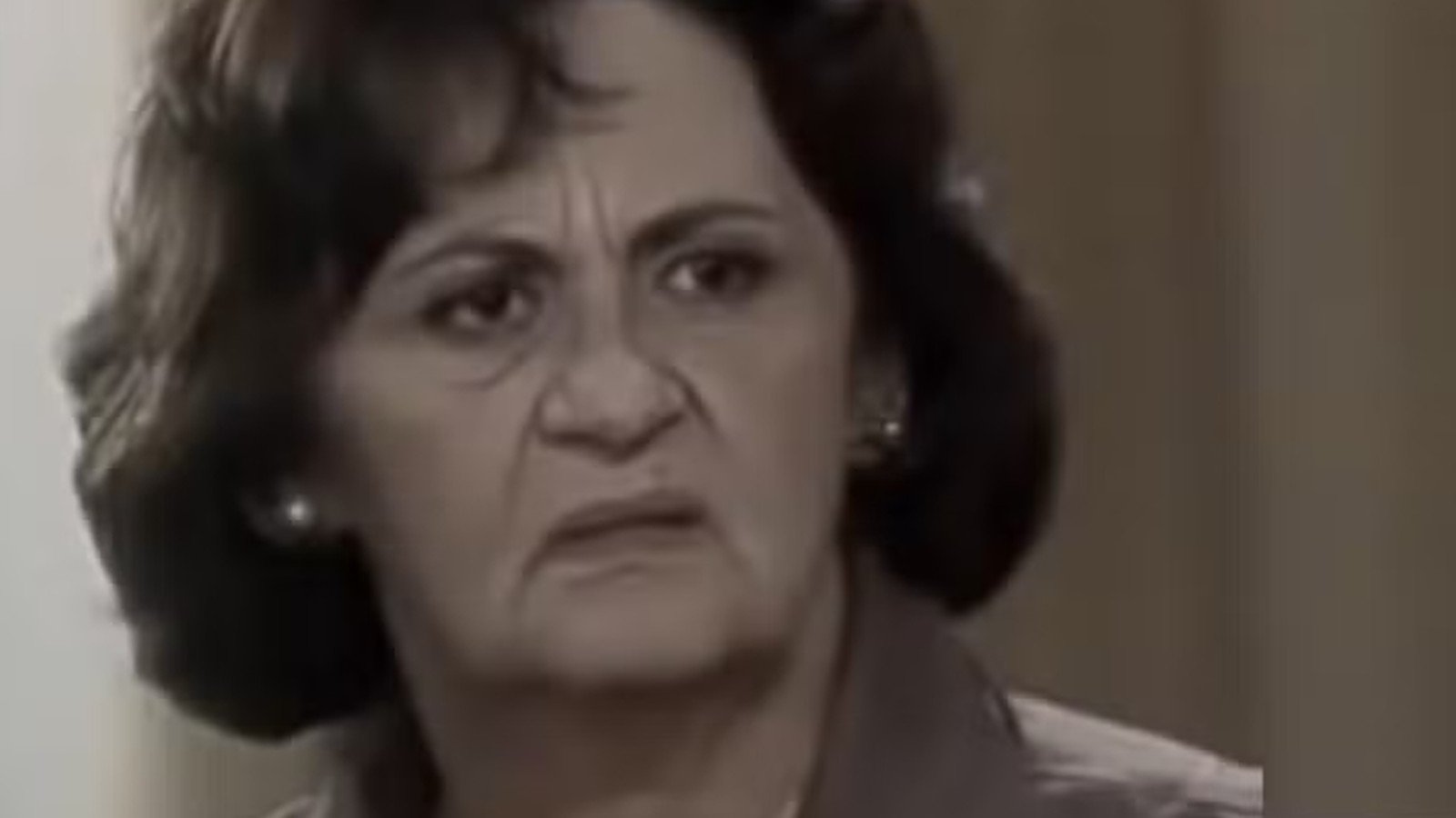 Laura Cardoso como Dona Guiomar, de expressao dura, em cena da novela A Viagem