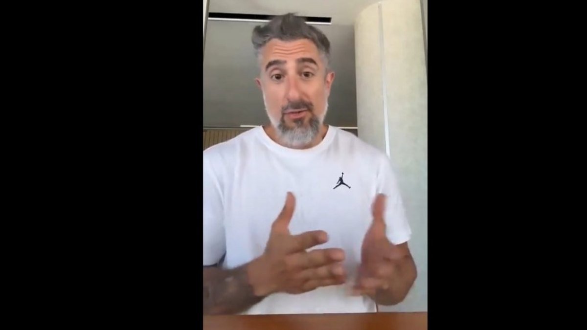 Mion falando às câmeras.