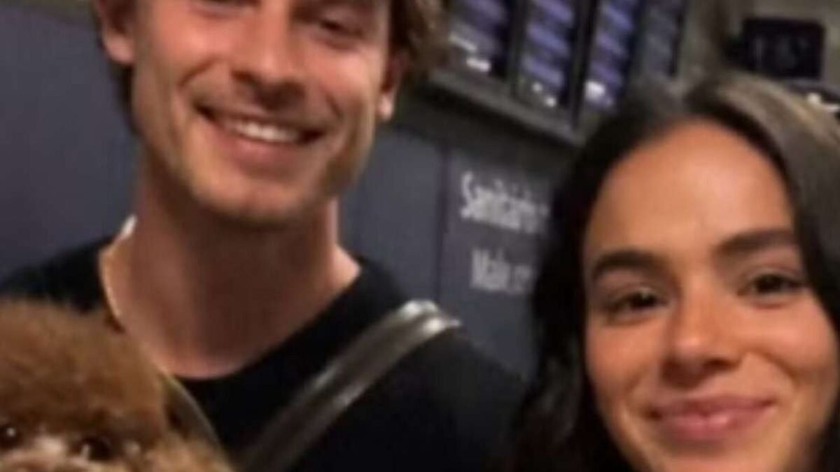 Bruna Marquezine e Shawn Mendes sorriem juntos em selfie
