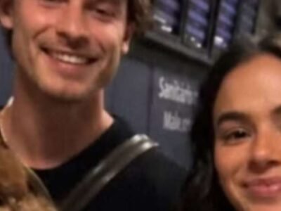 Bruna Marquezine e Shawn Mendes sorriem juntos em selfie