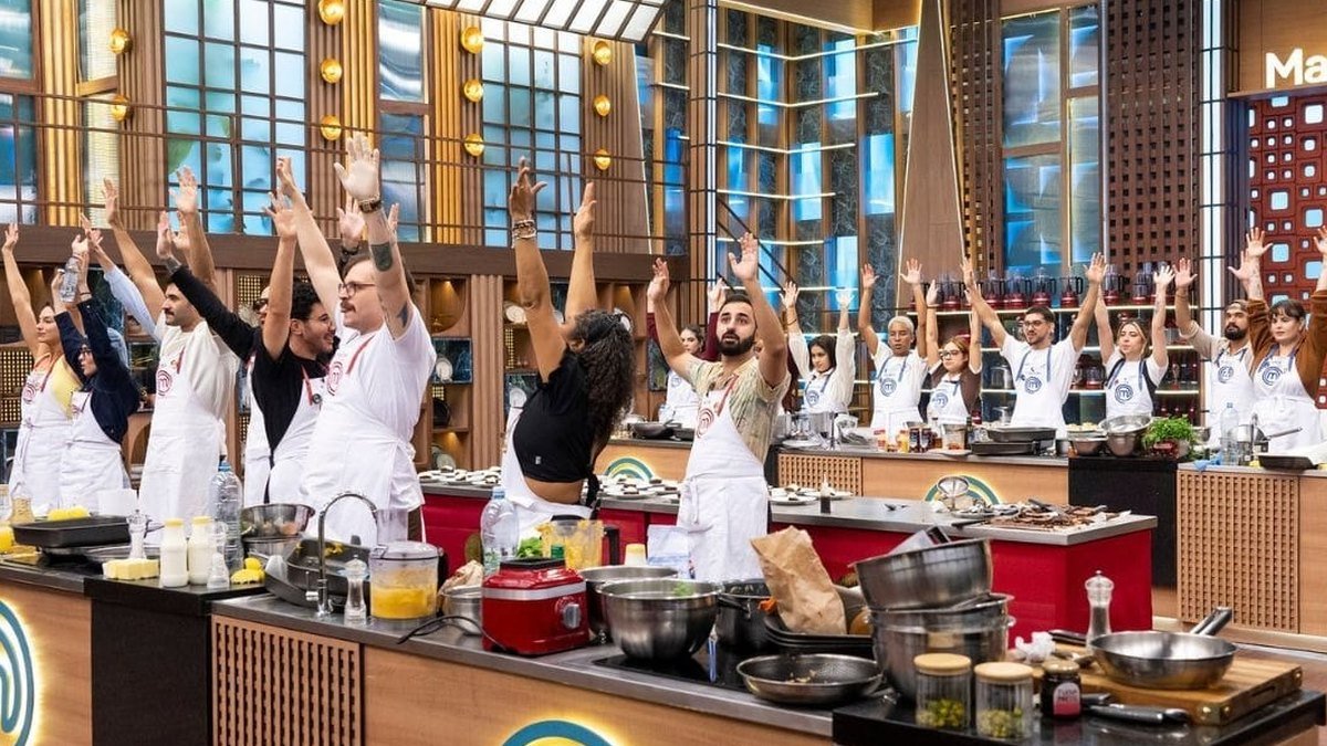 Vista ampla da cozinha do MasterChef durante a prova em equipes.
