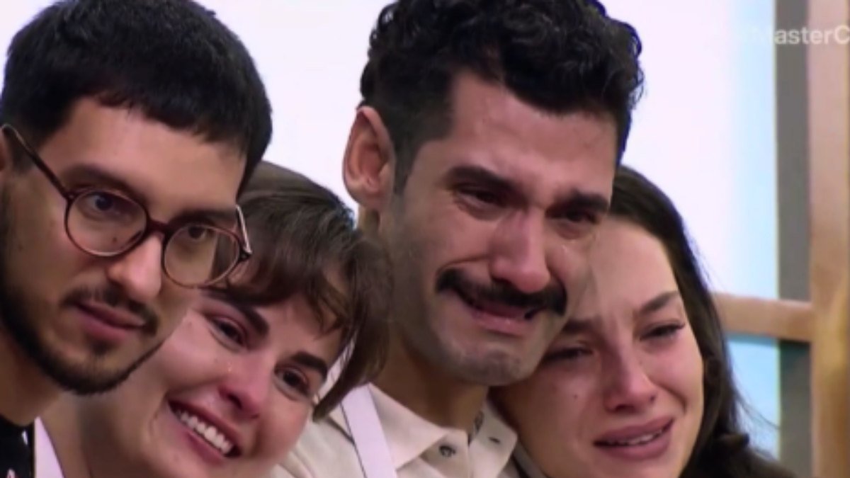 Participantes emocionados, alguns chorando, no estúdio.