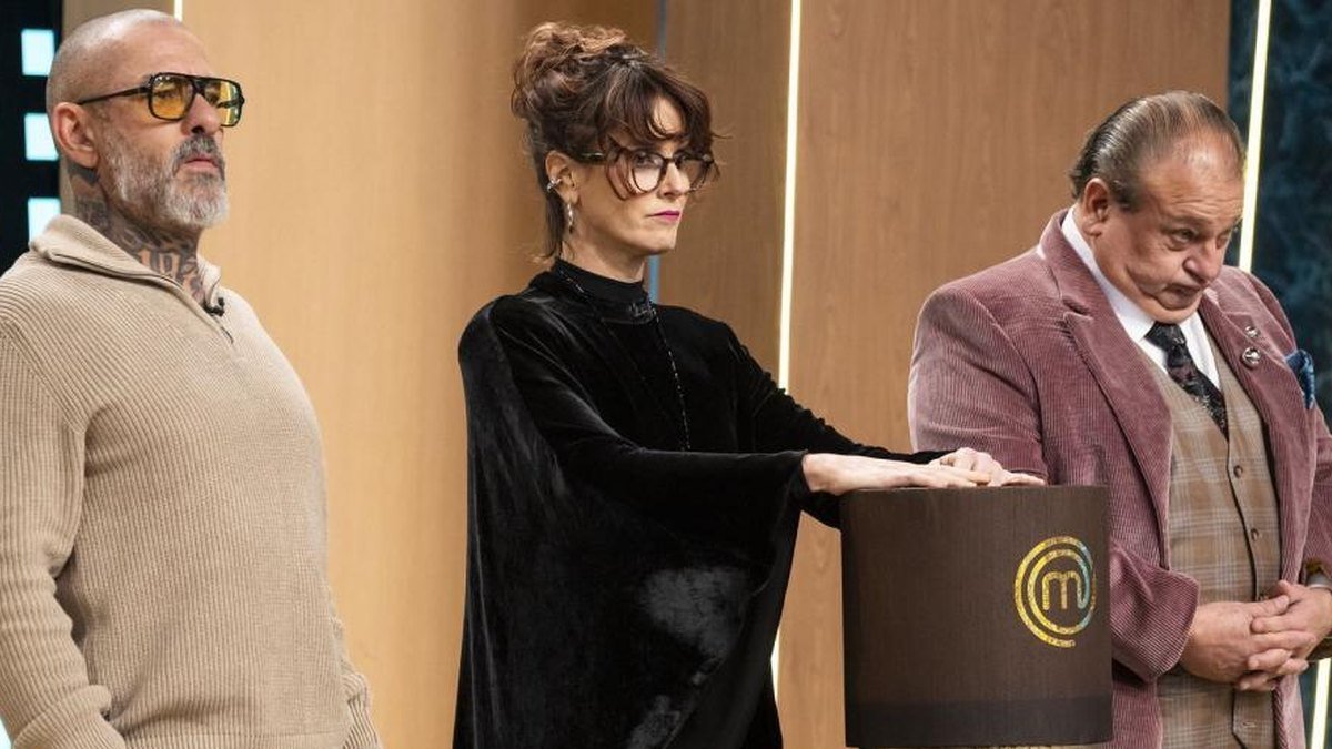 Os jurados do MasterChef reunidos no estúdio do programa.