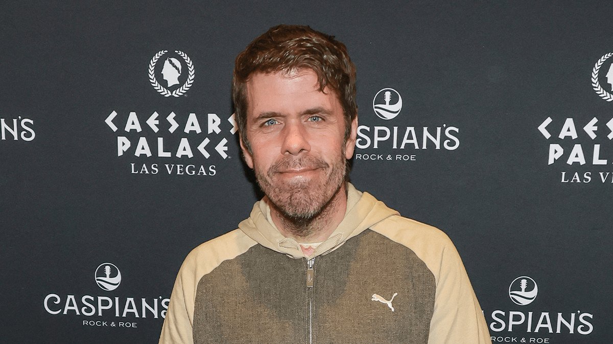 Perez Hilton posa em tapete vermelho em Las Vegas.
