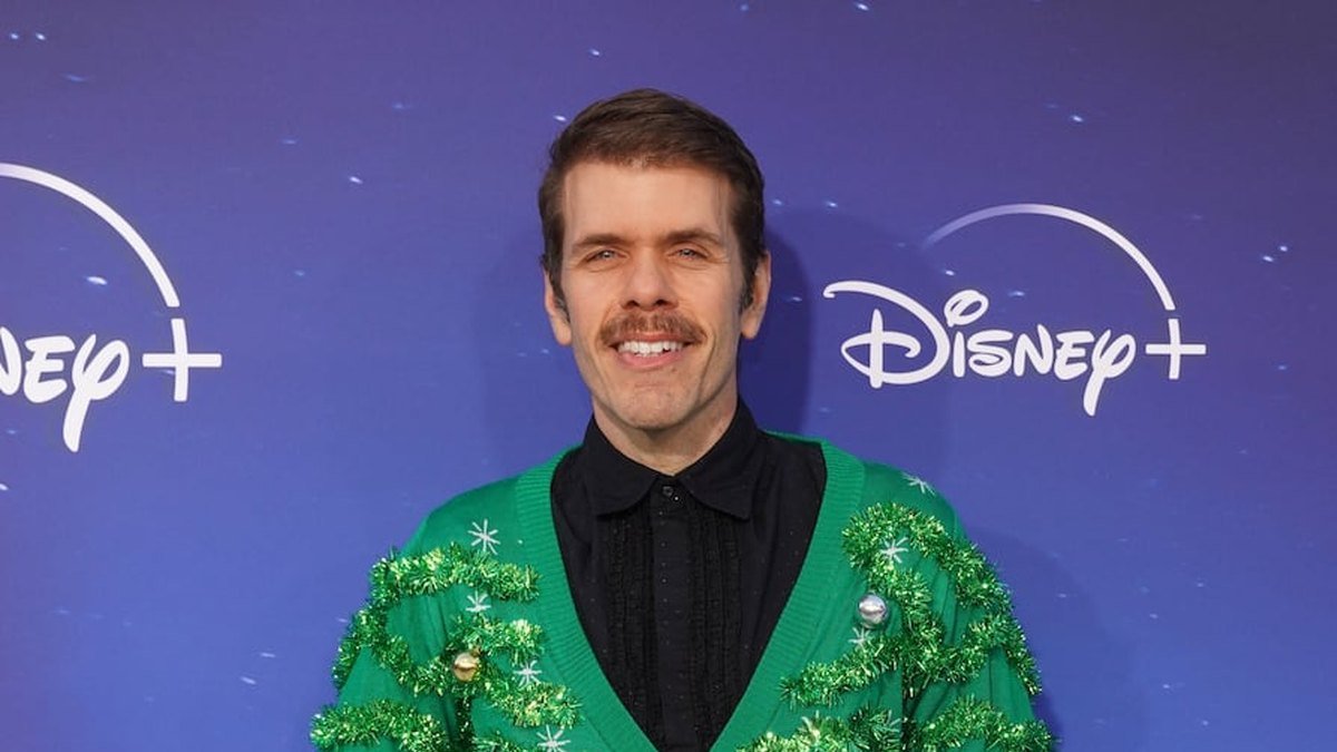 Perez Hilton de casaco verde em evento do Disney+.