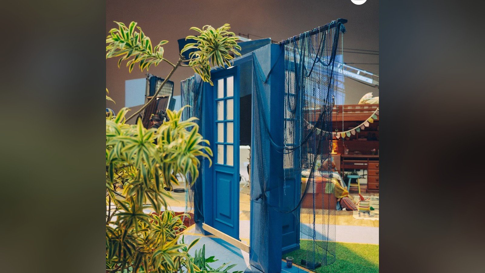 Porta azul e plantas no cenario de rua montado para a novela Por Voce