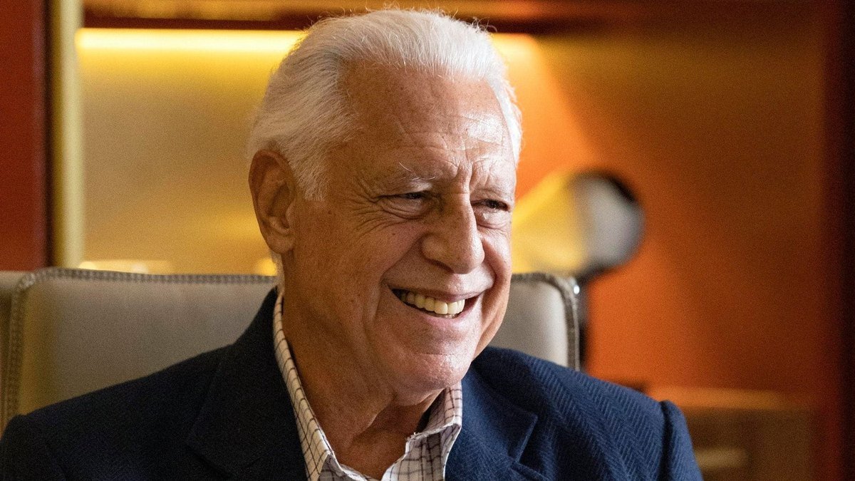 Antônio Fagundes é Arthur Brandão, o empresário assassinado na noite de núpcias em “Quem Ama Cuida”.